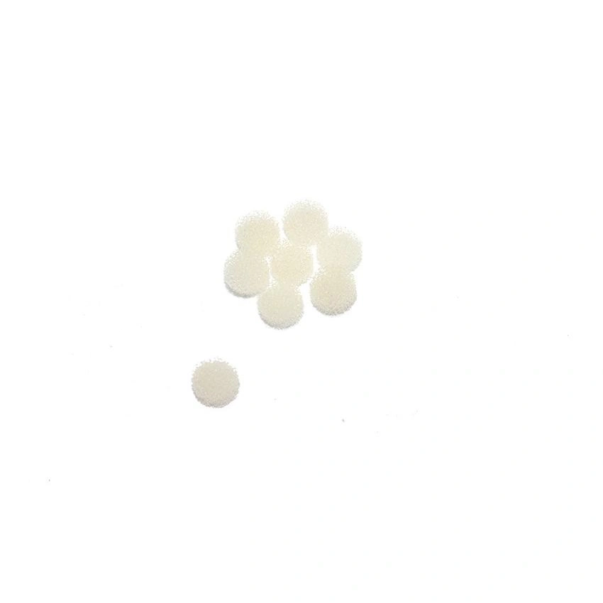 Varios discos redondos pequeños de espuma blanca sobre fondo blanco.