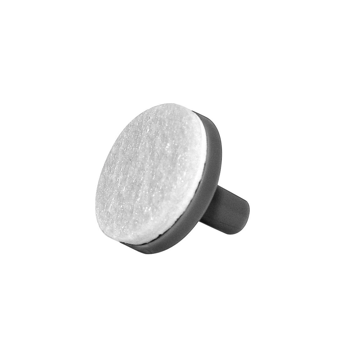 Un pomo gris con una superficie redonda de fieltro gris claro.