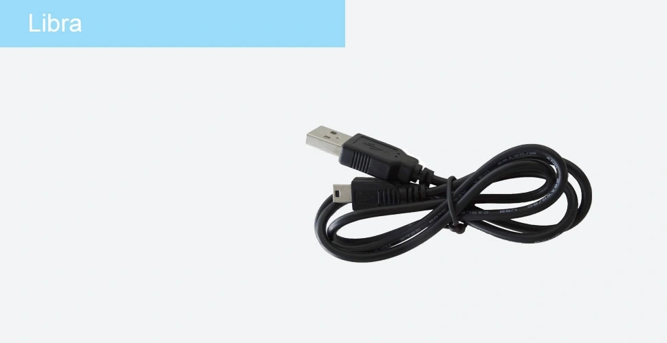 Cable USB negro que se riza sobre fondo blanco con la palabra Libra en la esquina