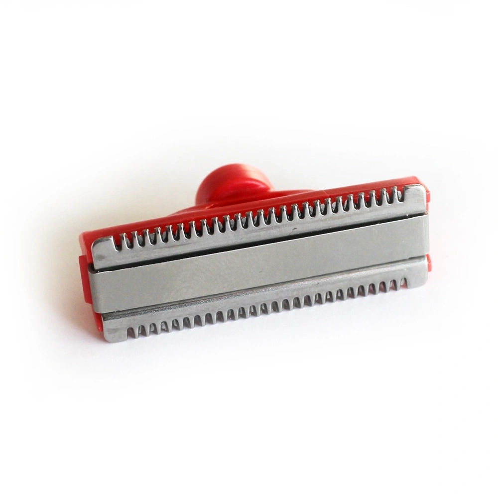 Una herramienta roja con cuchillas de metal para quitar el pelo de mascotas.