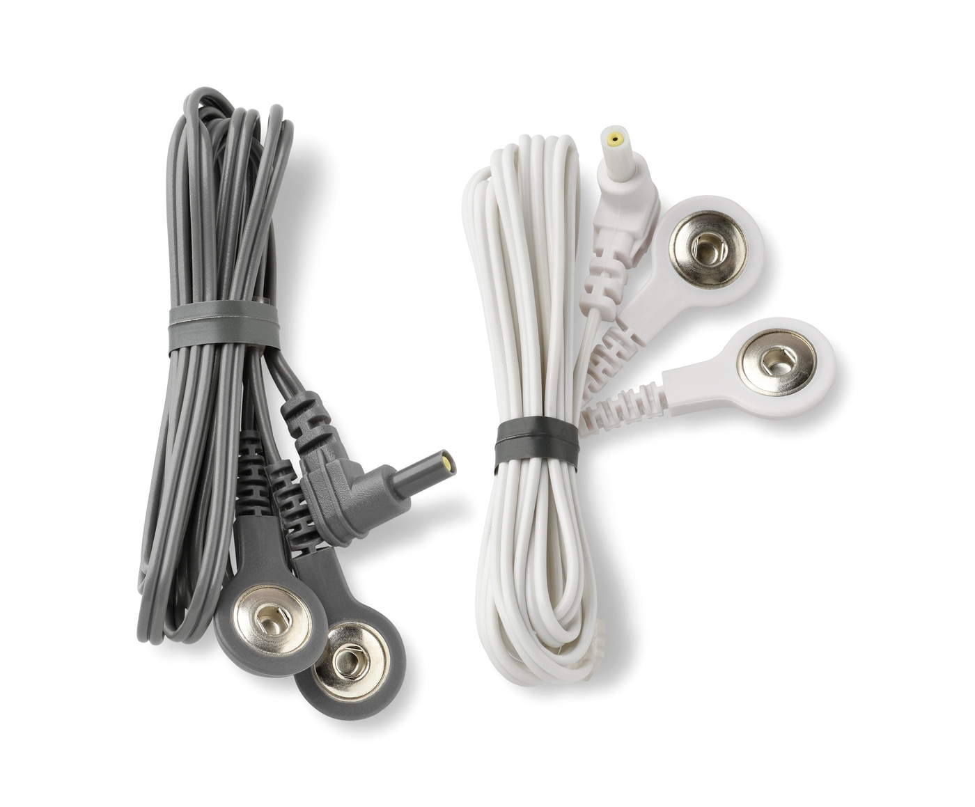 Dos juegos de cables de electrodos, gris y blanco, sobre fondo blanco.