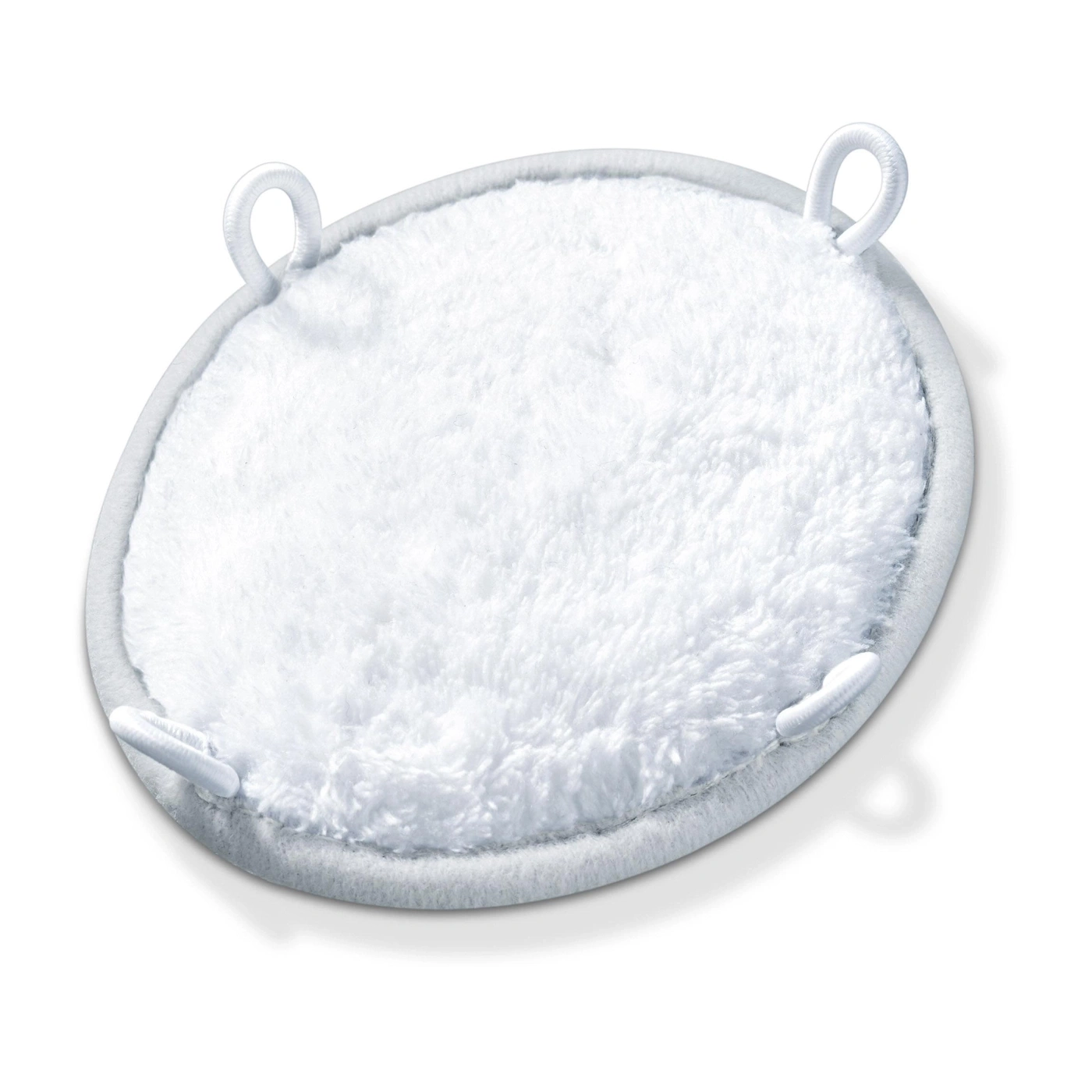 Una almohadilla de algodón blanca y esponjosa con bucles, aislada sobre fondo blanco.