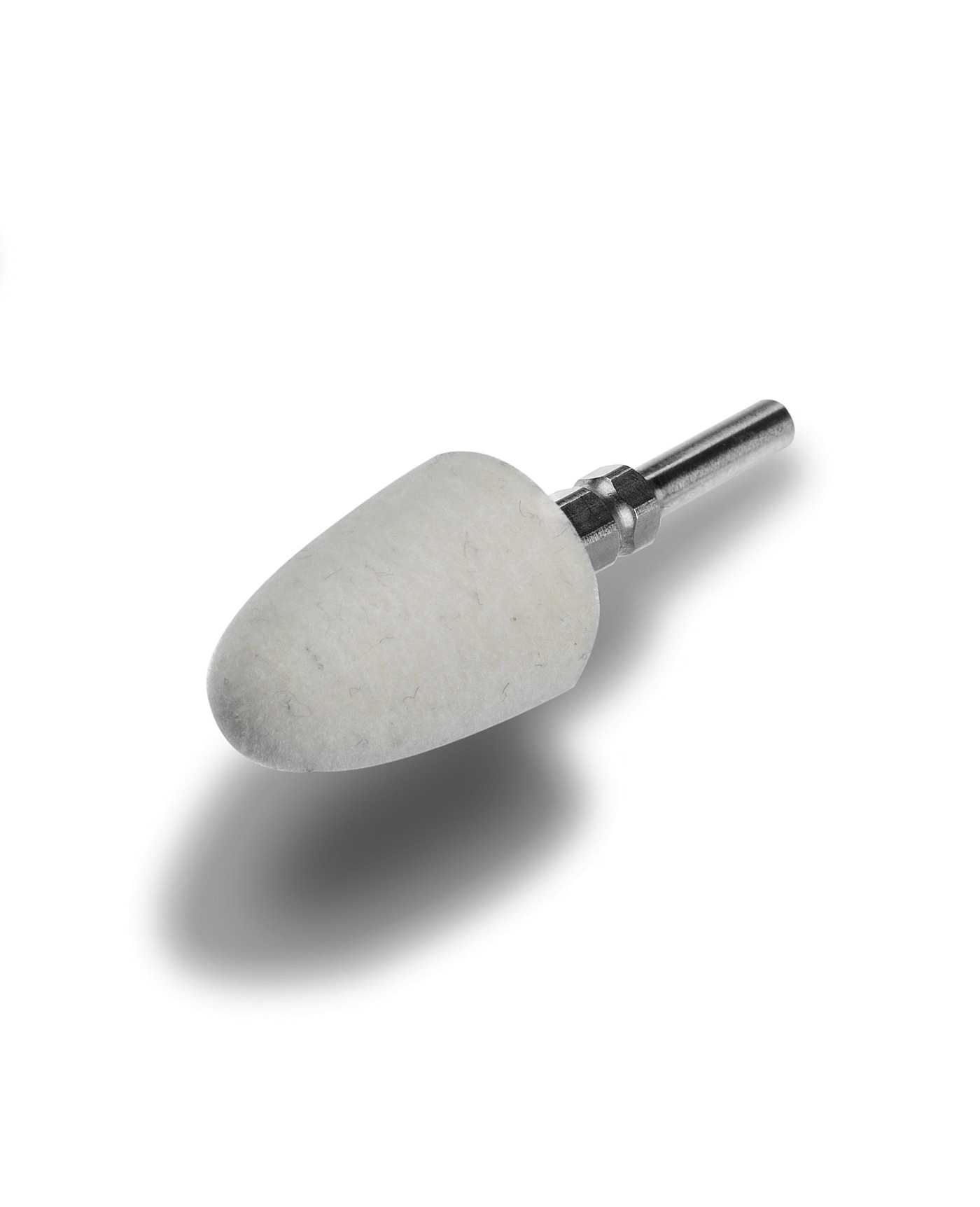 Cabezal de esmerilado cónico con vástago metálico sobre fondo blanco