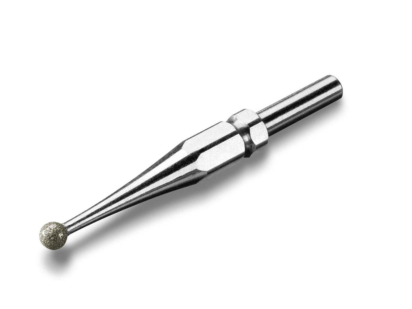 Fresa dental plateada con cabeza esférica, utilizada en procedimientos dentales