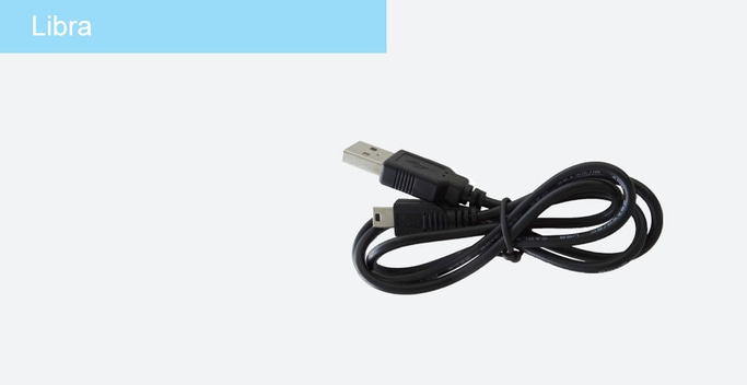 Cable USB negro que se riza sobre fondo blanco con la palabra Libra en la esquina