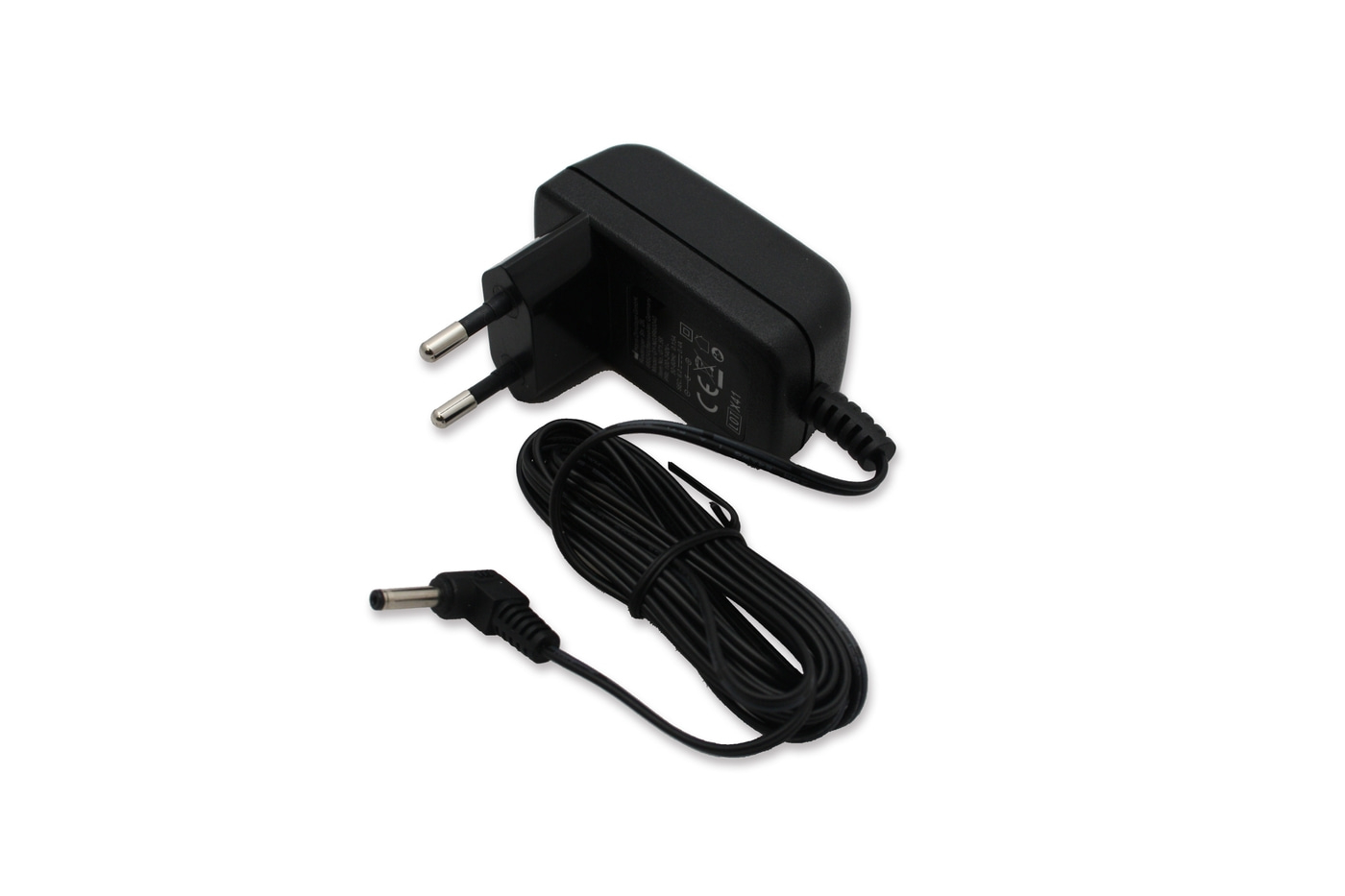 Adaptador de corriente negro con cable y enchufe sobre fondo blanco